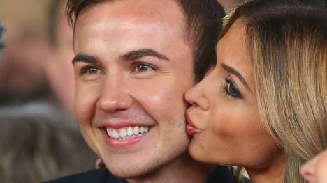 Ann-Kathrin Brömmel küsst Mario Götze bei der 'Die Mannschaft' Premiere In Berlin