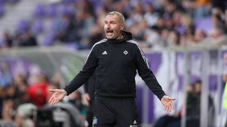 Aue, 01.10.2021, Erzgebirgsstadion, Fussball, 2.Bundesliga, 9.Spieltag , FC Erzgebirge Aue vs. Hamburger SV , Im Bild: Trainer Tim Walter, Hamburger SV , Gemäß den Vorgaben der DFL Deutsche Fußball Liga ist es untersagt, in dem Stadion und oder vom Spiel angefertigte Fotoaufnahmen in Form von Sequenzbildern und oder videoähnlichen Fotostrecken zu verwerten bzw. verwerten zu lassen. , *** Aue, 01 10 2021, Erzgebirgsstadion, Football, 2 Bundesliga, 9 Spieltag , FC Erzgebirge Aue vs Hamburger SV , In the picture coach Tim Walter, Hamburger SV , According to the specifications of the DFL German Football League is prohibited in the stadium and or from the game made photographs in the form of sequence images and or video-like photo series to exploit or to let exploit , Picture Point