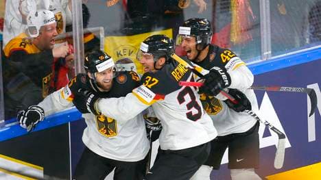 Deutsche Eishockey-Nationalspieler jubeln