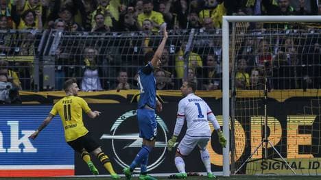 Benjamin Hübner (M.) monierte bei Reus' Führungstor zurecht Abseits