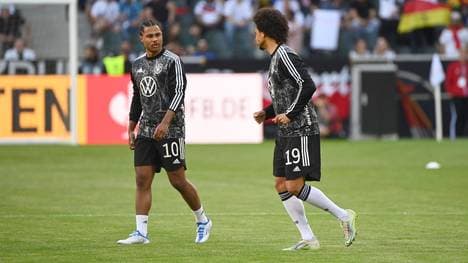Serge Gnabry und Leroy Sane haben während ihrer Laufbahnen schon einiges erlebt