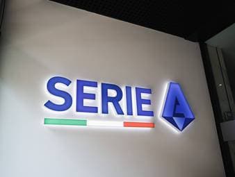 Spieler von Vereinen wie der AC Mailand, Inter Mailand und Juventus Turin sollen offenbar in einen Skandal um ein Prostitutionsnetzwerk verwickelt sein.