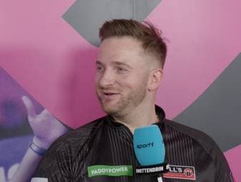 Arno Merk spricht bei SPORT1 über seinen Erstrunden-Sieg gegen Kim Huybrechts. Der deutsche Debütant verrät seinen Wunschgegner in der nächsten Runde und kündigt eine feuchtfröhliche Party an.