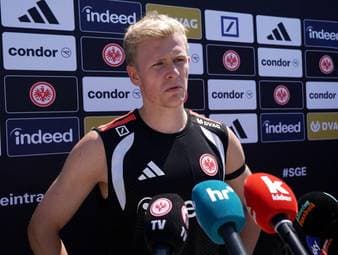 Jonny Burkardt blickt auf sein erstes jahr bei Eintracht Frankfurt zurück. Gerade die Probleme mit Ex-Trainer Albert Riera werden zum Thema.