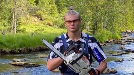 Erling Haaland greift in seiner Freizeit zur Kettensäge