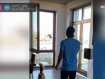 Wie verleiht man einem Spieler während der Coronakrise eine Auszeichnung? Die russische Liga wird kreativ und schickt St. Petersburgs Flügelflitzer Malcom seine Trophäe zum Sspieler des Monats per Drohne nach Hause.