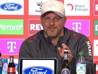 Lukas Kwasniok siegt mit dem 1. FC Köln gegen Mainz 05 - und rettet damit auch seine eigene Position auf der Trainerbank. Auf der Pressekonferenz ist er danach schon wieder zu Scherzen mit Journalisten aufgelegt. 