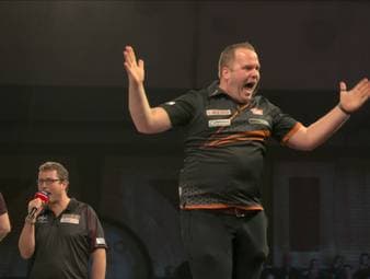 Highfinish-Jubel, Dartboard-Küsschen und ein Krimi bis ins letzte Leg: Diese Highlights des Matchs zwischen Dirk van Duijvenbode und Ross Smith darf kein Darts-Fan verpassen.