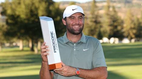 Scottie Scheffler posiert mit der Siegertrophäe