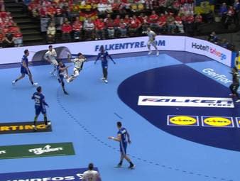 Die beste Turnierleistung der deutschen Mannschaft sorgt für den Sieg gegen Frankreich. Dadurch zieht das DHB-Team ins EM-Halbfinale ein.