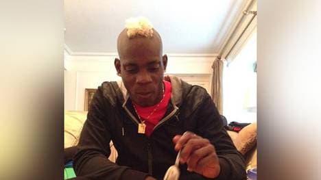 Der erblondete Mario Balotelli stürzt sich auf sein Essen.