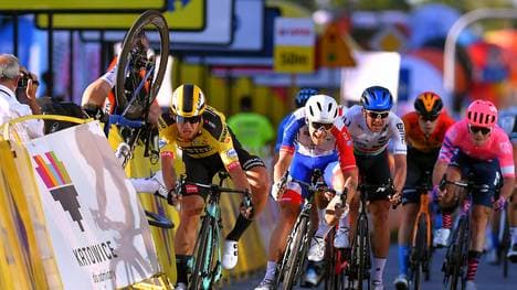 Dylan Groenewegen (in Gelb) verursacht hier offenbar den Unfall