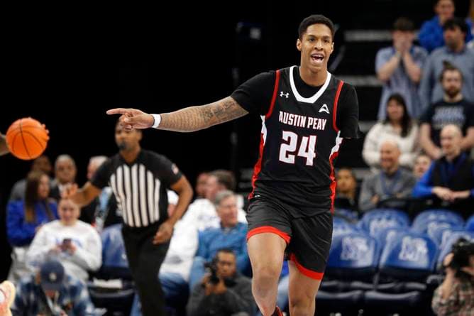 Einarmiger mischt College-Liga auf