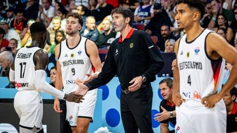 Álex Mumbrú (M.) beim Abklatschen mit Dennis Schröder