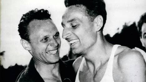 Nach dem ersten 17-Meter-Sprung: Jozef Szmidt (r.)