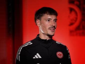 Zum Bundesliga Re-Start ist Eintracht Frankfurt Kapitän Robin Koch zu Gast im Interview. Der Nationalspieler spricht über seine Rolle bei der Eintracht, den Fußball den Fußball in Frankfurt und den Wunsch auf eine WM-Nominierung.