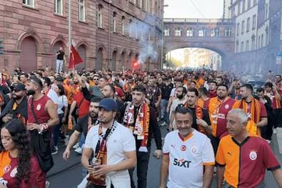 Ekstase bei Gala-Fanmarsch in Frankfurt 