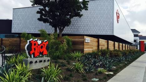 Riot Games CEO Nicolo Laurent sieht sich gegenwärtig mit der Anzeige einer ehemaligen Mitarbeiterin konfrontiert. Diese sei angeblich unsittlich von ihrem früheren Vorgesetzten angegangen worden.