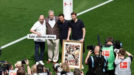 Xabi Alonso mit den Bayer-Bossen