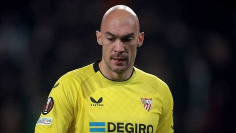 Marko Dmitrovic wurde beim Spiel gegen Fenerbahce Istanbul von einem Feuerzeug am Kopf getroffen