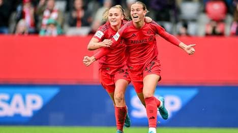 Klara Bühl (r.) trifft zur Entscheidung für den FCB