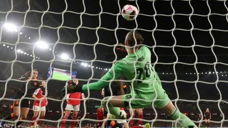 Anneke Borbe im Arsenal-Tor