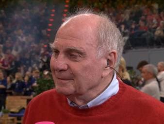 Uli Hoeneß spricht bei Magenta am Rande des Legends Cup über Lennart Karl, die Transferstrategie des FC Bayern - und Trainer Vincent Kompany.