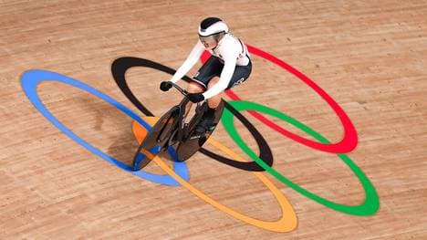 Emma Hinze greift nach einer Medaille