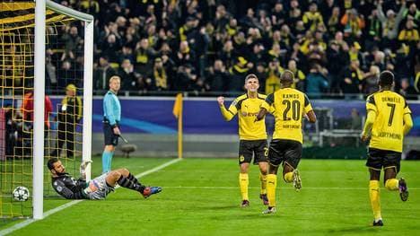 Adrian Ramos (M.) vertrat Pierre-Emerick Aubameyang hervorragend