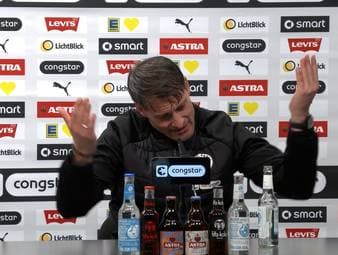 Nach der bitteren Verletzung von James Sands reagiert St. Pauli Trainer Alexander Blessin gereizt auf das Foul und findet deutliche Worte zu SGE-Star Ritsu Doan.