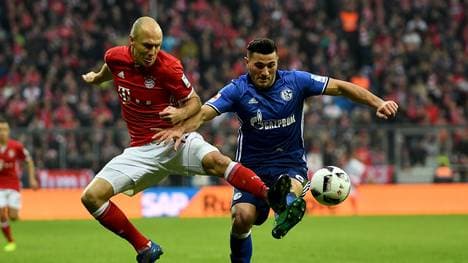 Bayerns Arjen Robben (l.) im Zweikampf mit Sead Kolasinac