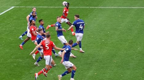 Der Ball kommt, wird lang, länger ... 