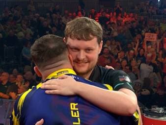 Luke Littler gewinnt bei der UK Open gegen Kevin Doets, spielt den schlechteren Average und profitiert von Doets Doppelfehlern.