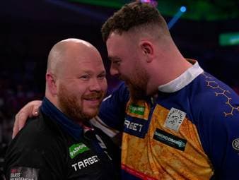 Justin Hood bezwingt Josh Rock mit einer beeindruckenden Performance im Achtelfinale der Darts WM. Dabei checkte er alle seiner ersten elf Versuche auf Doppel jeweils mit nur einem Wurf.