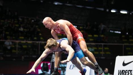 Frank Stäbler (rot) zog sich eine schwere Schulterverletzung zu