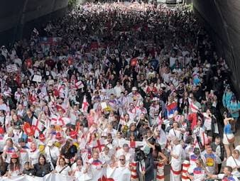 Im Vorfeld des Endspiels der Frauen-EM zwischen England und Spanien stimmen sich die Anhänger beider Fanlager mit Fanmärschen auf das Finale ein.