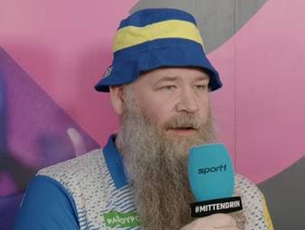 Andreas Harrysson steht unverhofft in der dritten Runde der Darts-WM. Im Siegerinterview auf SPORT1 trägt der Schwede ein besonderes Outfit. 
