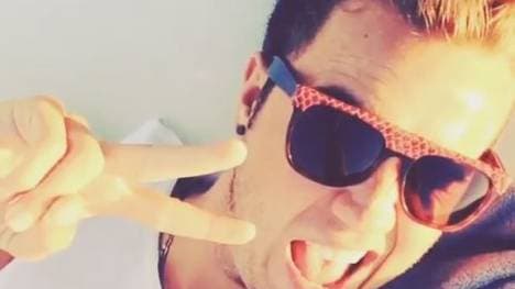 Mit lässiger Pose präsentiert sich Mario Götze seinen Fans.