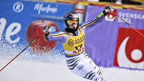 Emma Aicher jubelt nach ihrem zweiten Riesenslalom-Lauf