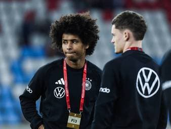 Karim Adeyemi hat Probleme mit dem Staat. SPORT1-Reporter Manfred Sedlbauer spricht darüber, wie der DFB mit der Thematik umgeht.