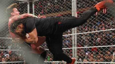 Roman Reigns nahm bei seinem WWE-Comeback Seth Rollins und CM Punk (im Bild) ins Visier