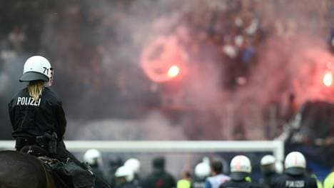Krawalle beim Spiel zwischen Rostock und Hamburg