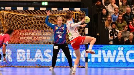 Zeigte einige Paraden: Torfrau Katharina Filter (links)