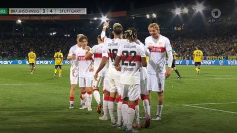 Nick Woltemade (r.) staunt über den Assist von Tiago Tomas