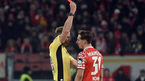 Kohr (r.) sieht die Rote Karte