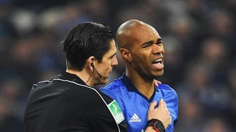 Schalkes Naldo wird nach seiner Roten Karte von Schiri Denis Aytekin getröstet