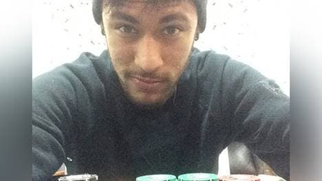 Neymar macht mit den zahlreichen Chips einen zufriedenen Eindruck.