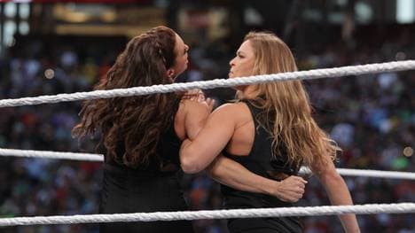 Bei WrestleMania 31 nahm Ronda Rousey (r.) sich WWE-Erbin Stephanie McMahon vor