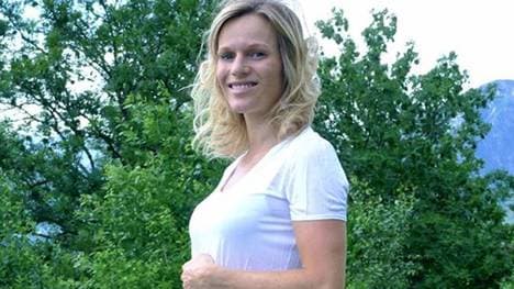 Marlies Schild präsentiert ihren Babybauch