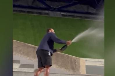 Mit Zigarre und Champagner! Curry eskaliert